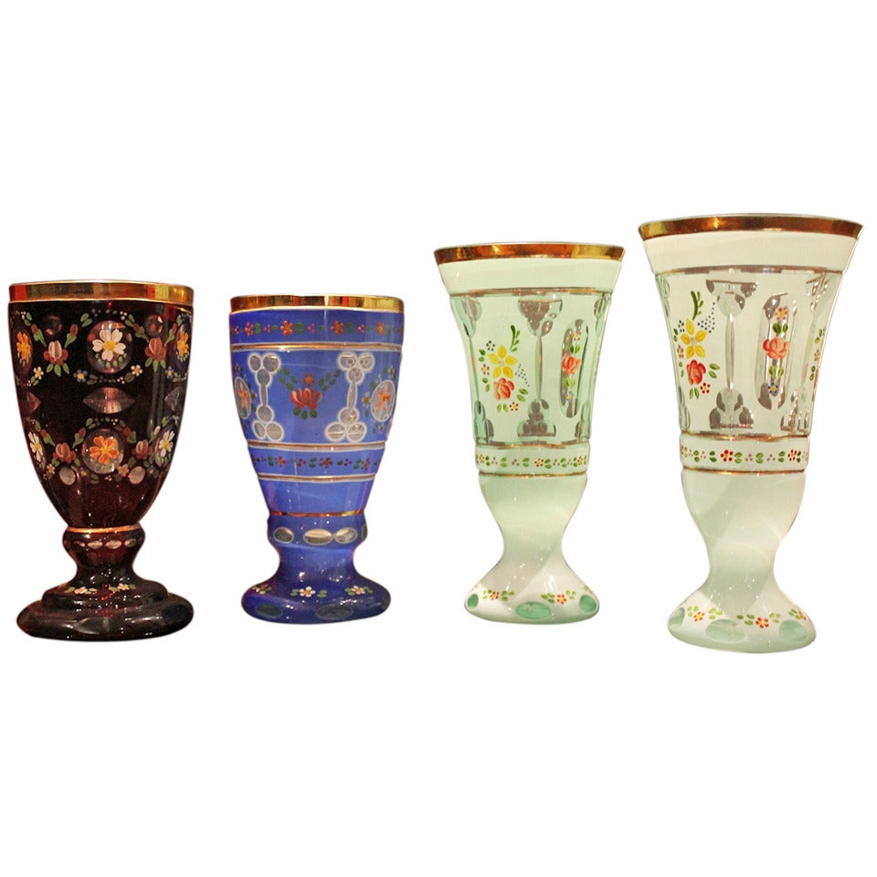Quatre verres de Bohème en cristal taillé, début du XXe siècle en vente