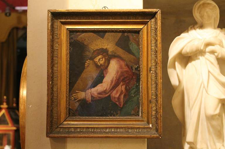 This dramatic oil on copper dates back to late 16th-early 17th century and describes a religious scene. It is a beautiful Italian work of art representing the Christ bearing his Cross. The expression of the Crist and the use of colors such as the