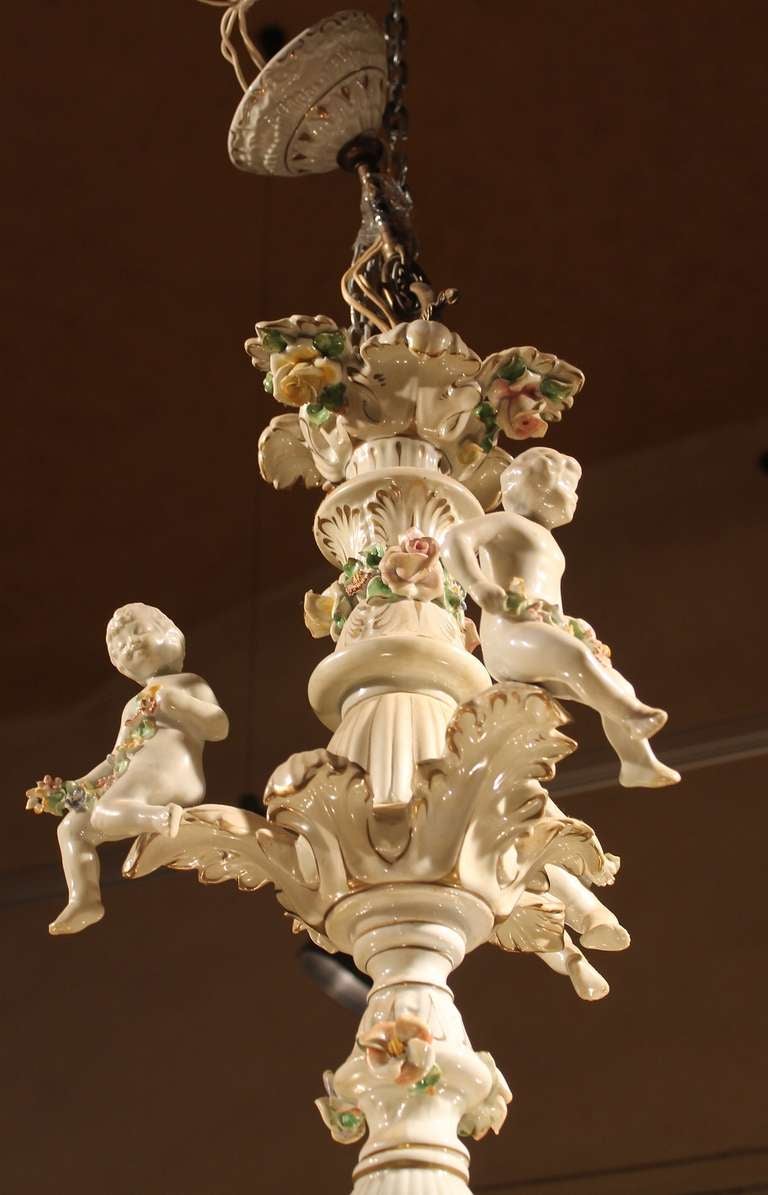 Lustre italien du 19ème siècle à deux tiges en porcelaine de Capodimonte avec roses en vente 1