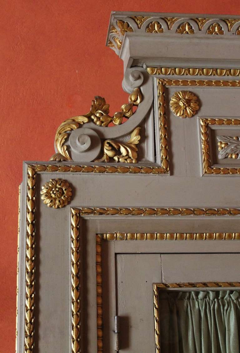 Pair of Italian Lacquer and Giltwood Bookcases or Display Cabinets In Excellent Condition In Firenze, IT