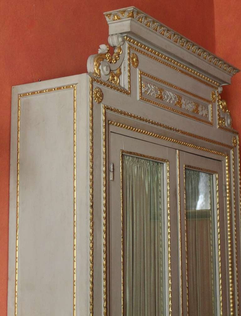 Pair of Italian Lacquer and Giltwood Bookcases or Display Cabinets 5