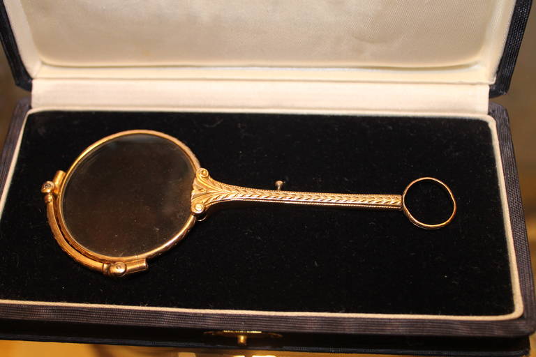 A gorgeous old fashioned 14-karat gold antique lorgnette with a refined design on the handle. This pair of eyeglasses or opera glasses feature a 