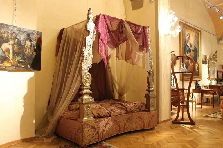 Einzigartiges Himmelbett oder Tagesbett, bestehend aus zwei verschnörkelten silbernen Säulen und gepolstert mit einem italienischen Vintage-Brokat aus reiner Seide. 
Dieses italienische Möbelstück aus dem 19. Jahrhundert stammt aus einem Privathaus