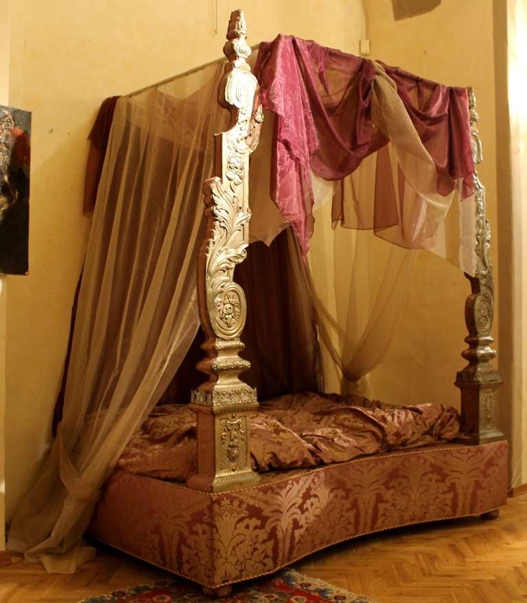 Italienisches Baldachinbett des 19. Jahrhunderts mit silbernen Friesen und gepolsterter lila Seide  (Geprägt) im Angebot