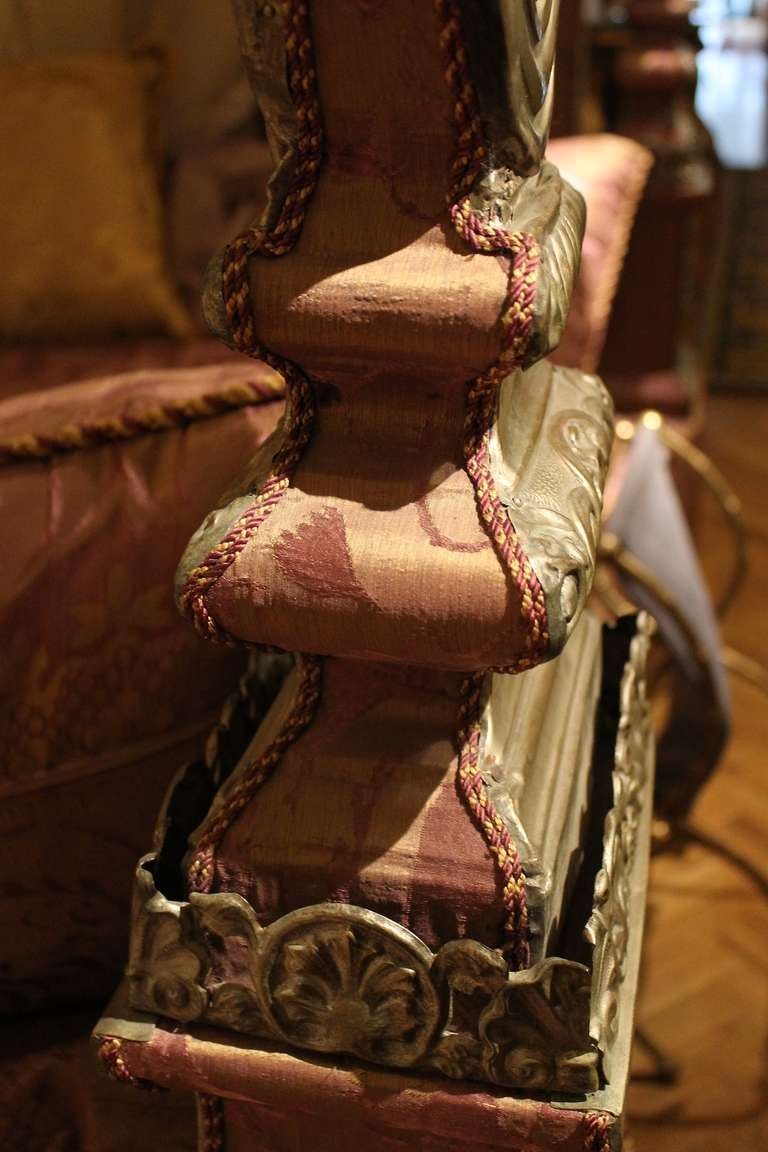 Italienisches Baldachinbett des 19. Jahrhunderts mit silbernen Friesen und gepolsterter lila Seide  im Angebot 2