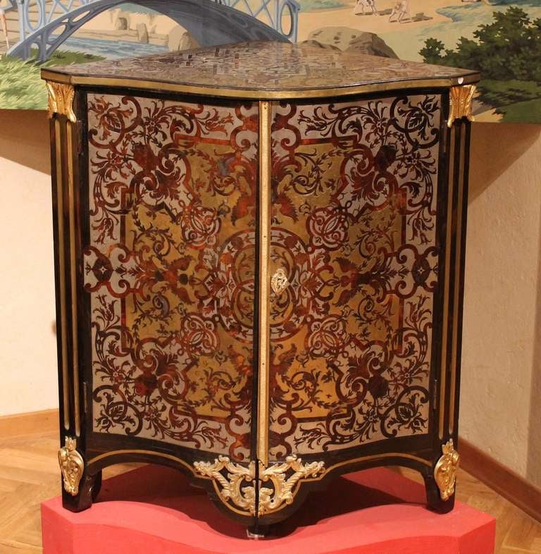 A gorgeous Andrè-Charles Boulle (Paris 1642-1732) corner cupboard. The entire façade is adorned with a most luxurious tortoiseshell, pewter and brass boulle marquetry and ormolu mounts. 
Dimension: L. 74 cm; H. 82 cm; P. 53 cm.
