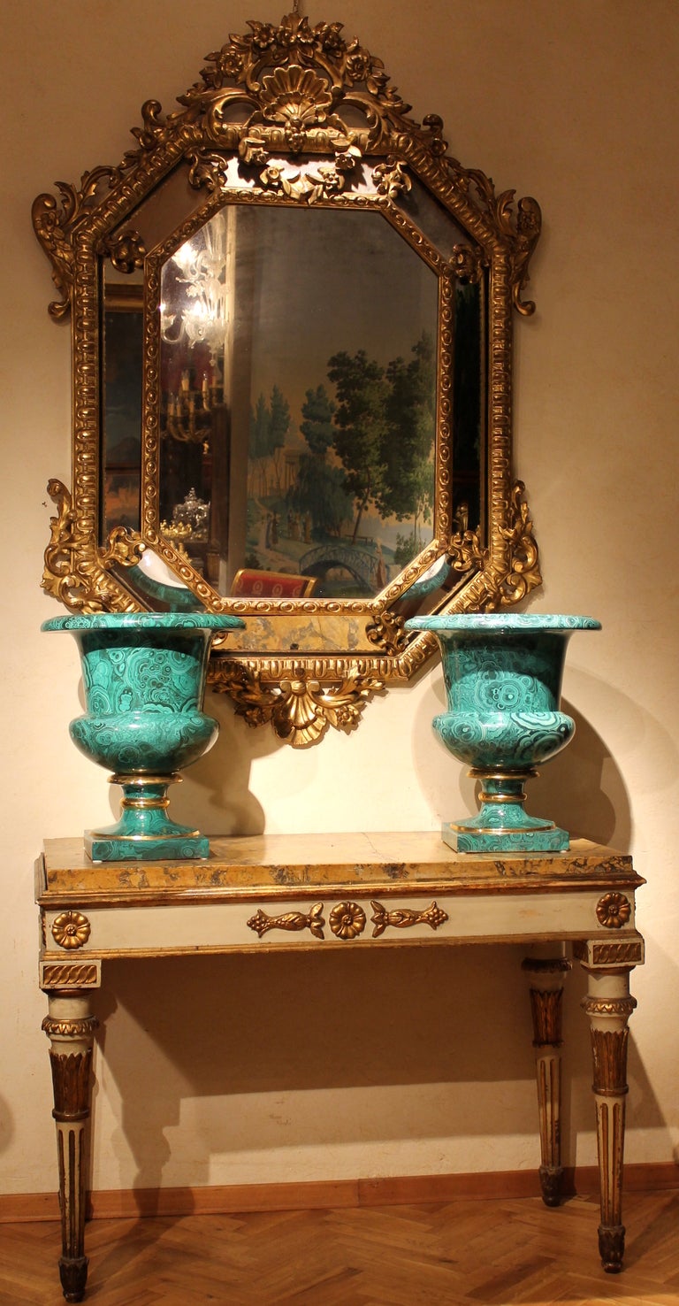 Florence, end of 19th
A beautiful pair of big ceramic Faux Malachite and gilt leaf details Medici vases or cachepots.
Very scenografic urns.
Excellentcondition. No, chips, cracks, hairlines or repairs
Measures: height 52 cm, Diam. 44 cm, base 24
