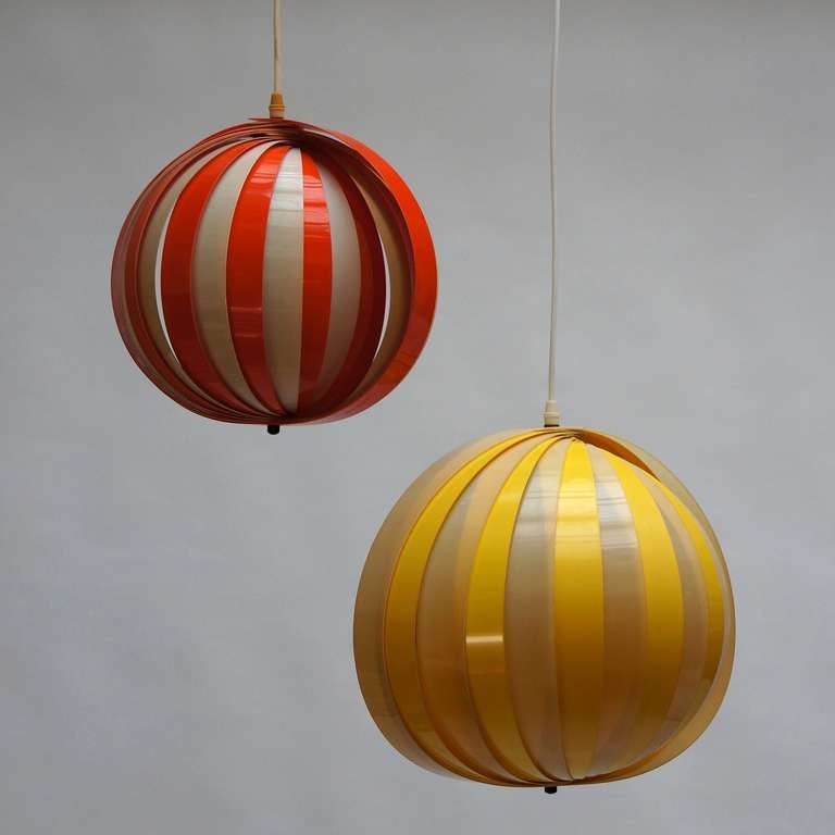 Due lampade a sospensione anni '70. Quando è acceso, emette una luce calda e piacevole. Le lampade hanno due dimensioni diverse. Diametro 42 cm e 33 cm.
Si prega di notare che il prezzo si intende per articolo.