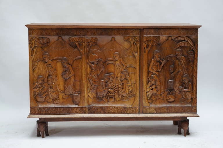 Sculpté à la main Armoire en bois sculpté des années 1950 en provenance du Congo en vente