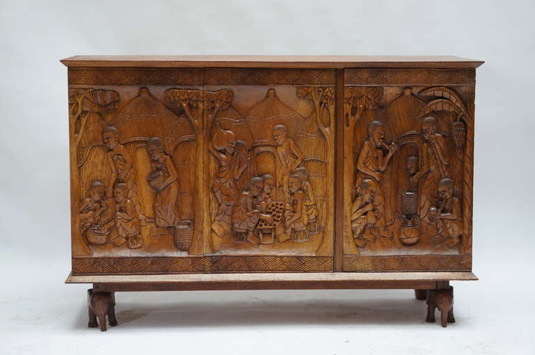 Armoire en bois sculpté des années 1950 en provenance du Congo Bon état - En vente à Antwerp, BE