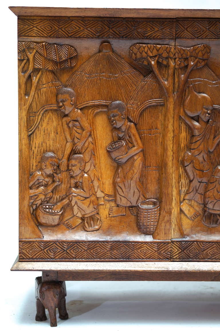 Armoire en bois sculpté des années 1950 en provenance du Congo Bon état - En vente à Antwerp, BE