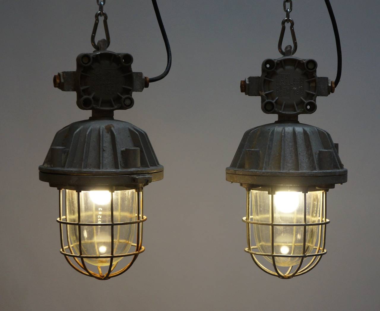 Pair of Vintage Industrial Lights In Excellent Condition In Antwerp, BE