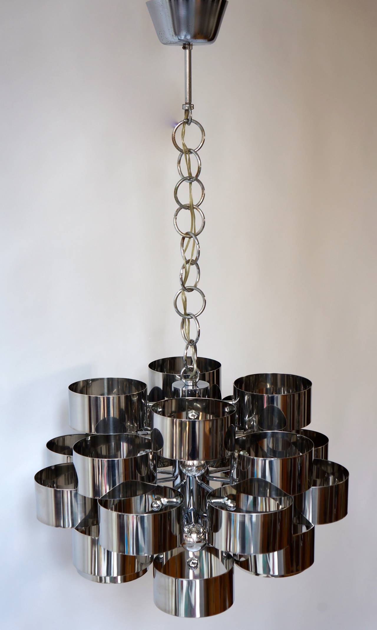 One of Two Italian Chrome Loop Chandeliers by Sciolari In Good Condition For Sale In Antwerp, BE