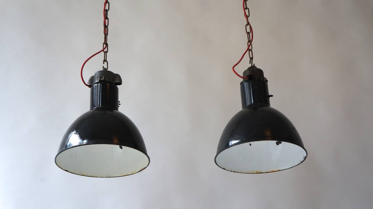 Polacco Coppia di luci a sospensione industriali in vendita
