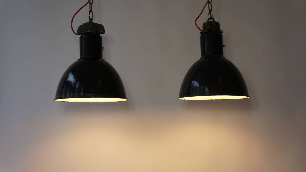 Pair of Industrial Pendant Lights In Excellent Condition For Sale In Antwerp, BE