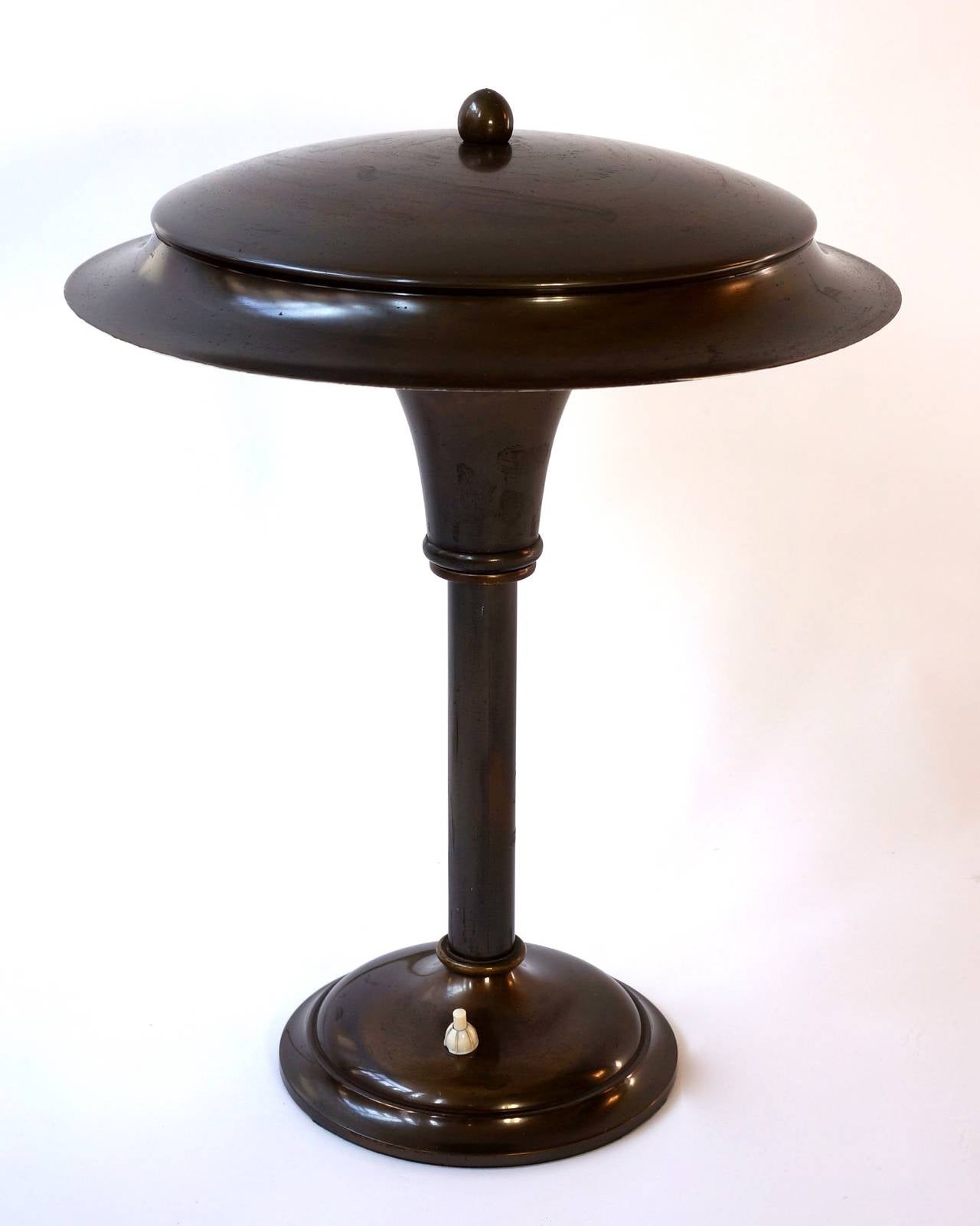 Elegant Art Deco table lamp.