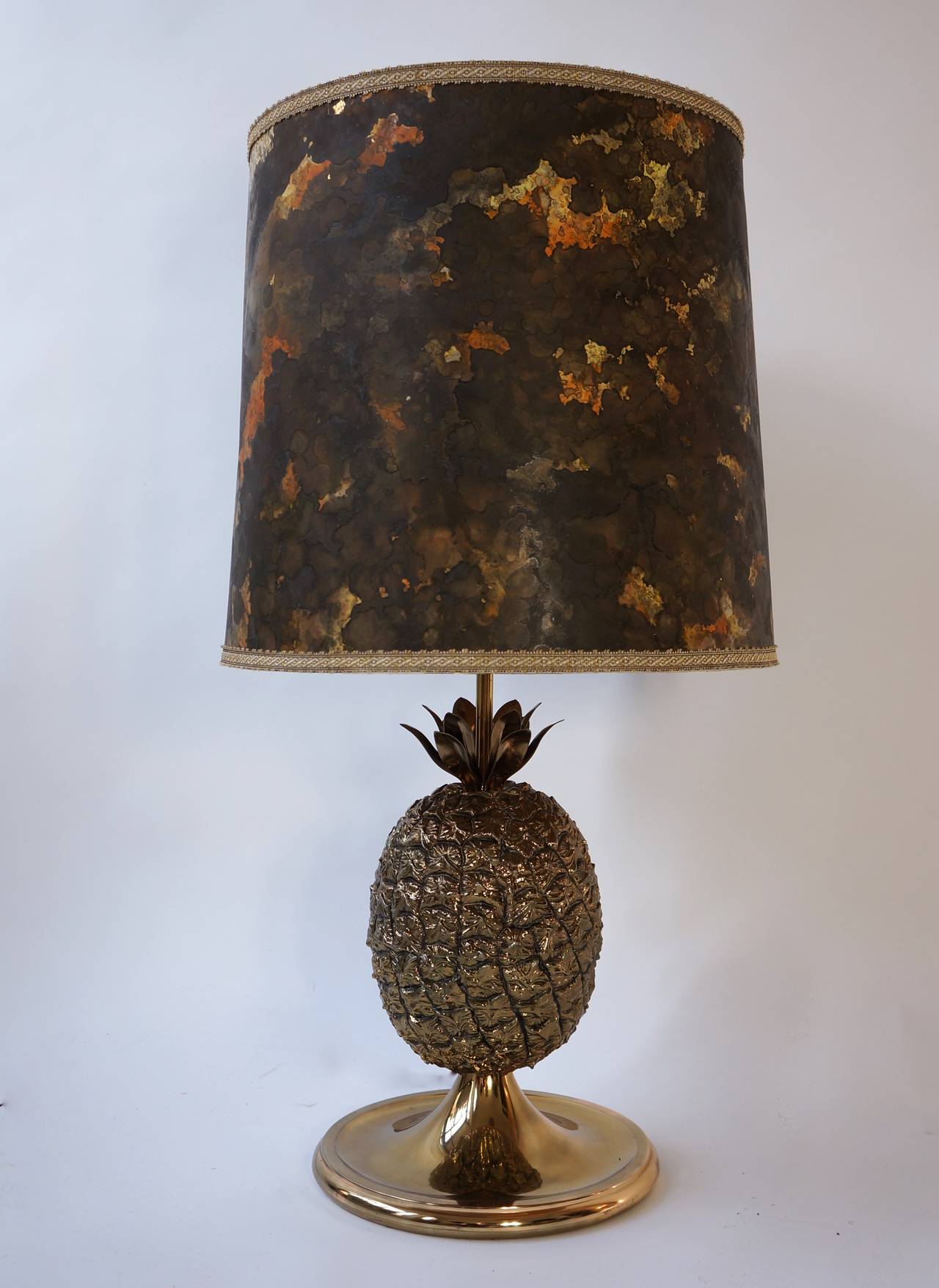 Grande lampe de table ananas de style Maison Jansen de France. 
Revêtement métallique doré sur le corps en acrylique, avec de beaux détails. 
Feuilles de métal.

Période : 1960-1970s.