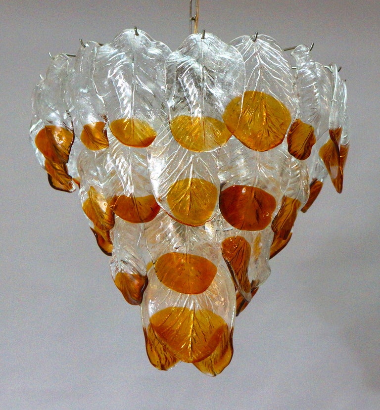 Un grand lustre italien vintage en verre de Murano.
Le corps est composé de 37 verres en forme de feuilles suspendus à un cadre chromé,
Italie,
circa 1960s- 1970s