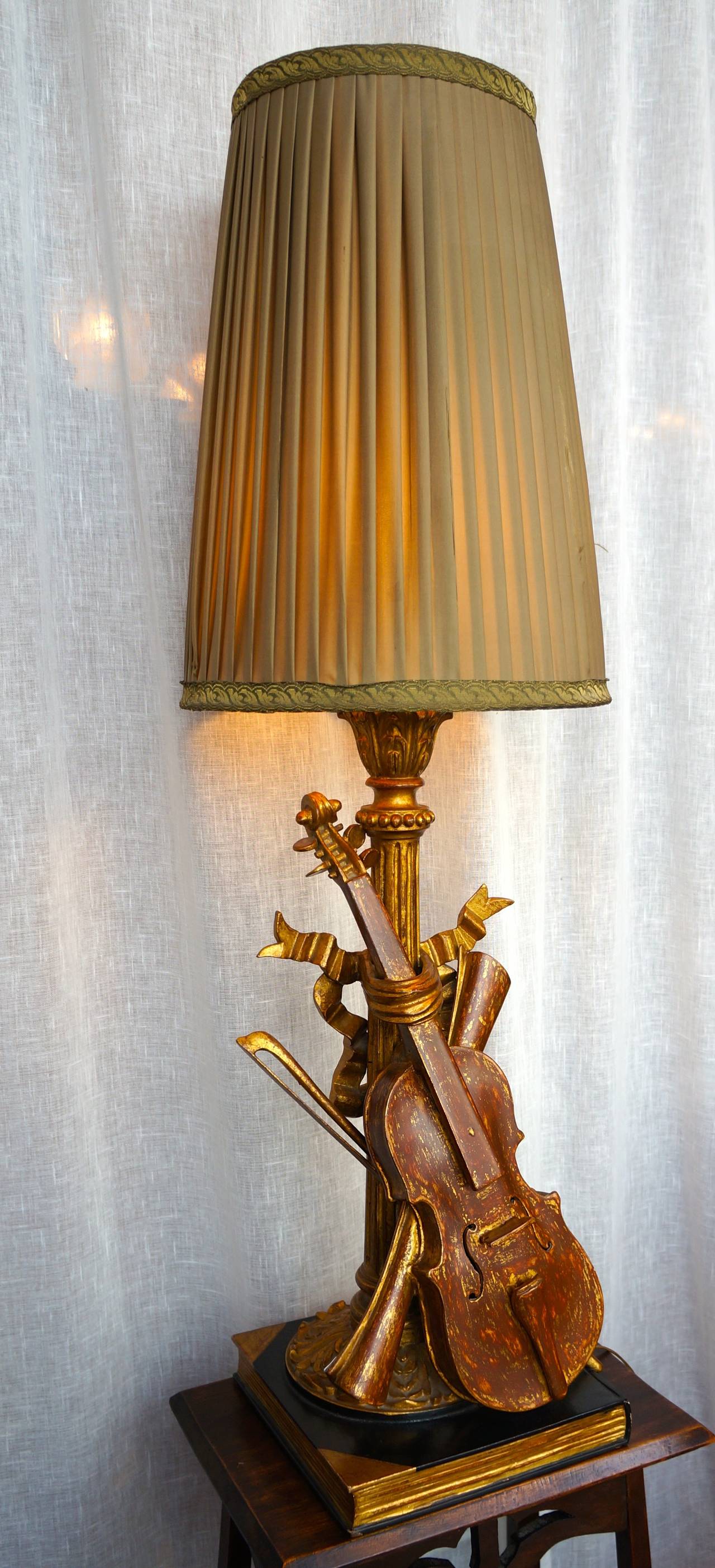 Wood Carved Table Lamp with Violin In Good Condition In Antwerp, BE
