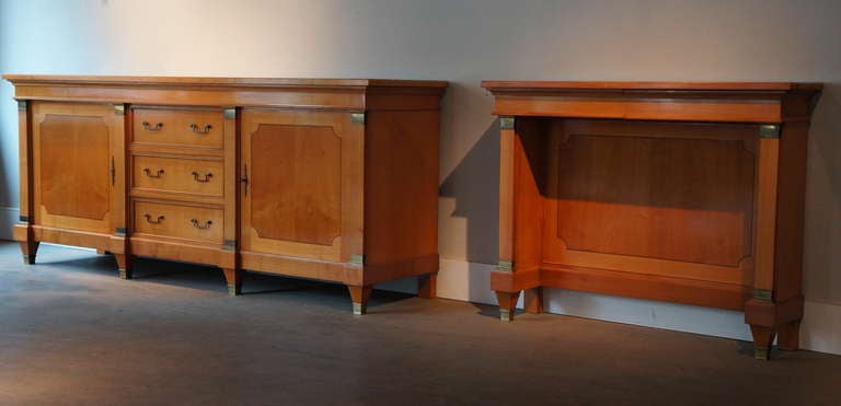 Mid-Century Modern la finesse des finitions  Console en bois de cerisier des années 1950 en vente