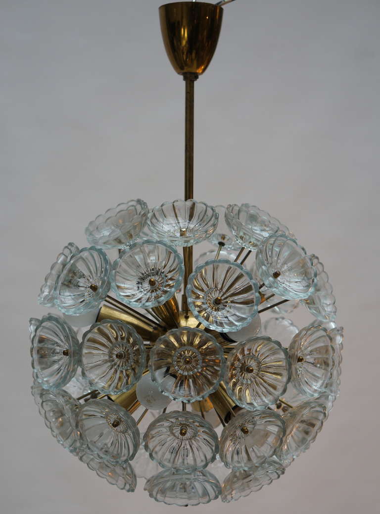 Ein Sputnik-Kronleuchter im Vintage-Stil mit strukturierten Glasrondellen in seiner ursprünglichen Messingausführung. 

Leuchtmittel: 12 Kandelaber E14-Fassungen, maximal 25 Watt pro Fassung.

Durchmesser: 40 cm.
Gesamthöhe:56 cm
