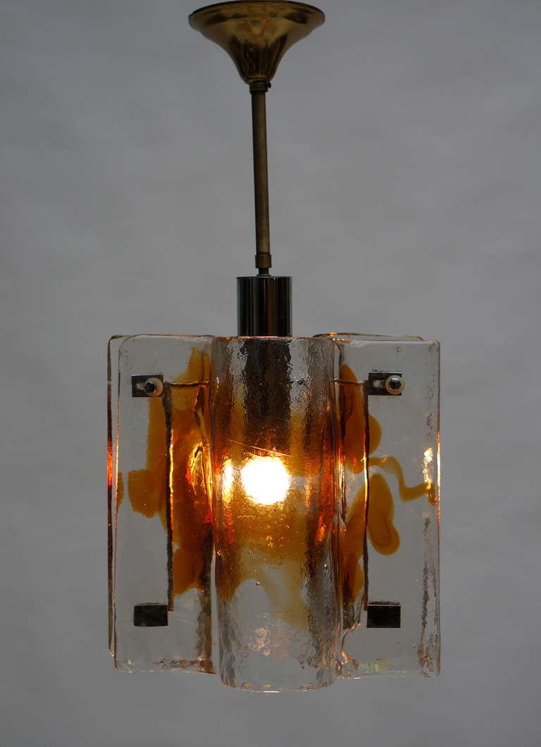 Lampadario a piastrelle in vetro curvo Mazzega, chiaro e ambrato, su struttura cromata, Italia, anni '70.