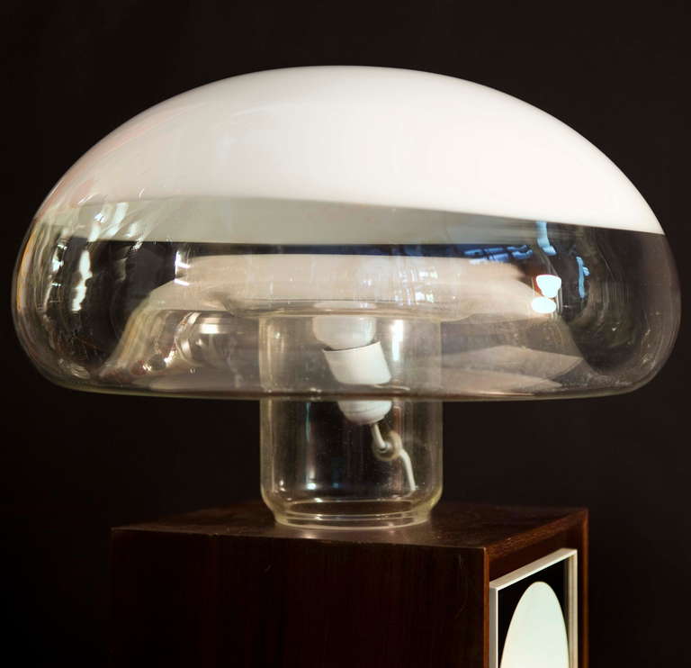 Lampe de bureau ou de table emblématique de la modernité italienne du milieu du siècle, conçue par Michael Red pour Vistosi.
Ces lampes de table ont été fabriquées en forme de champignon et sont en verre de Murano.