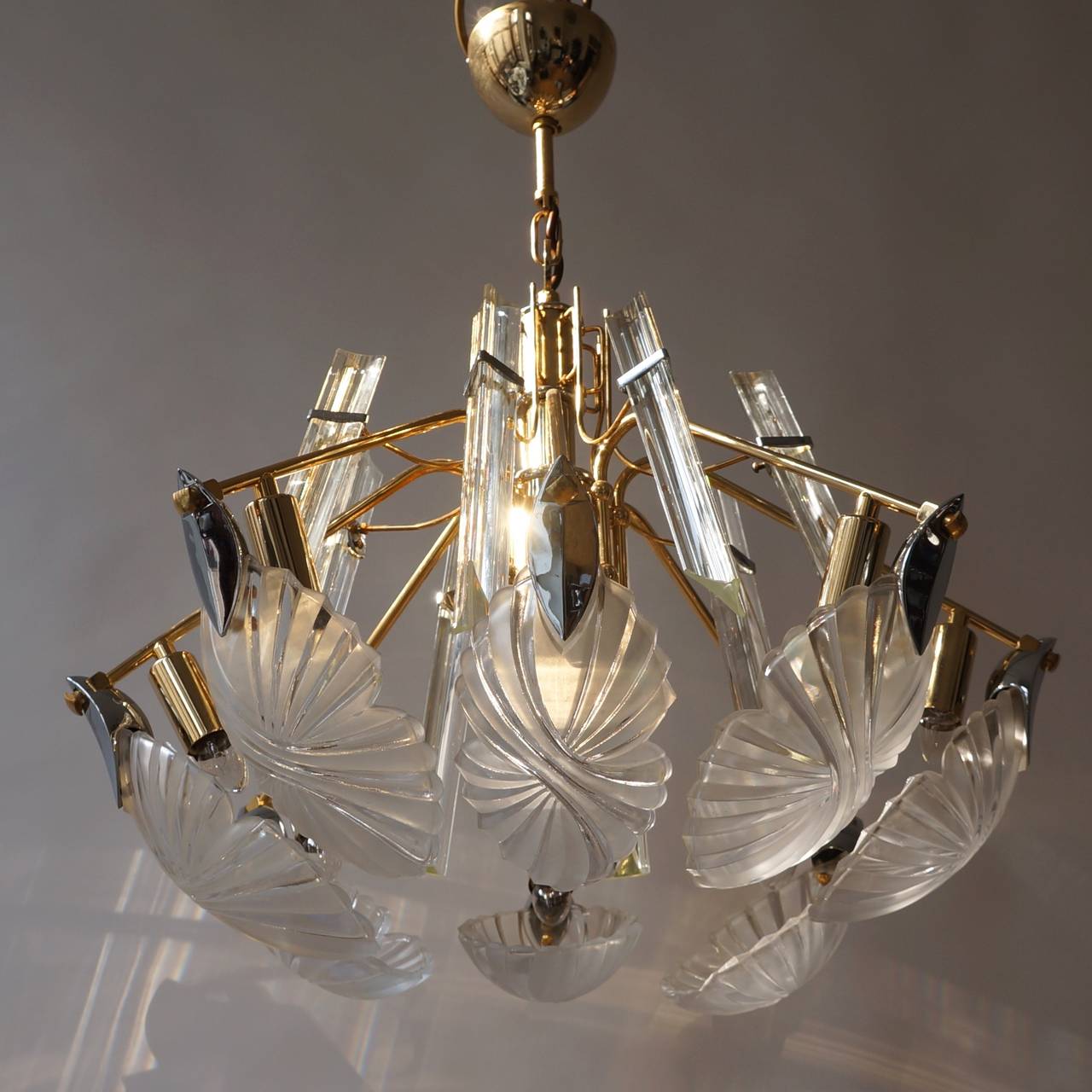 Bakalowits gold-plated crystal chandelier.
Very exclusive and high quality chandelier by Bakalowits & Sohne from the 1960s. It is made of hand-cut crystals and a gold-plated frame. Excellent condition with very little patina on top of the