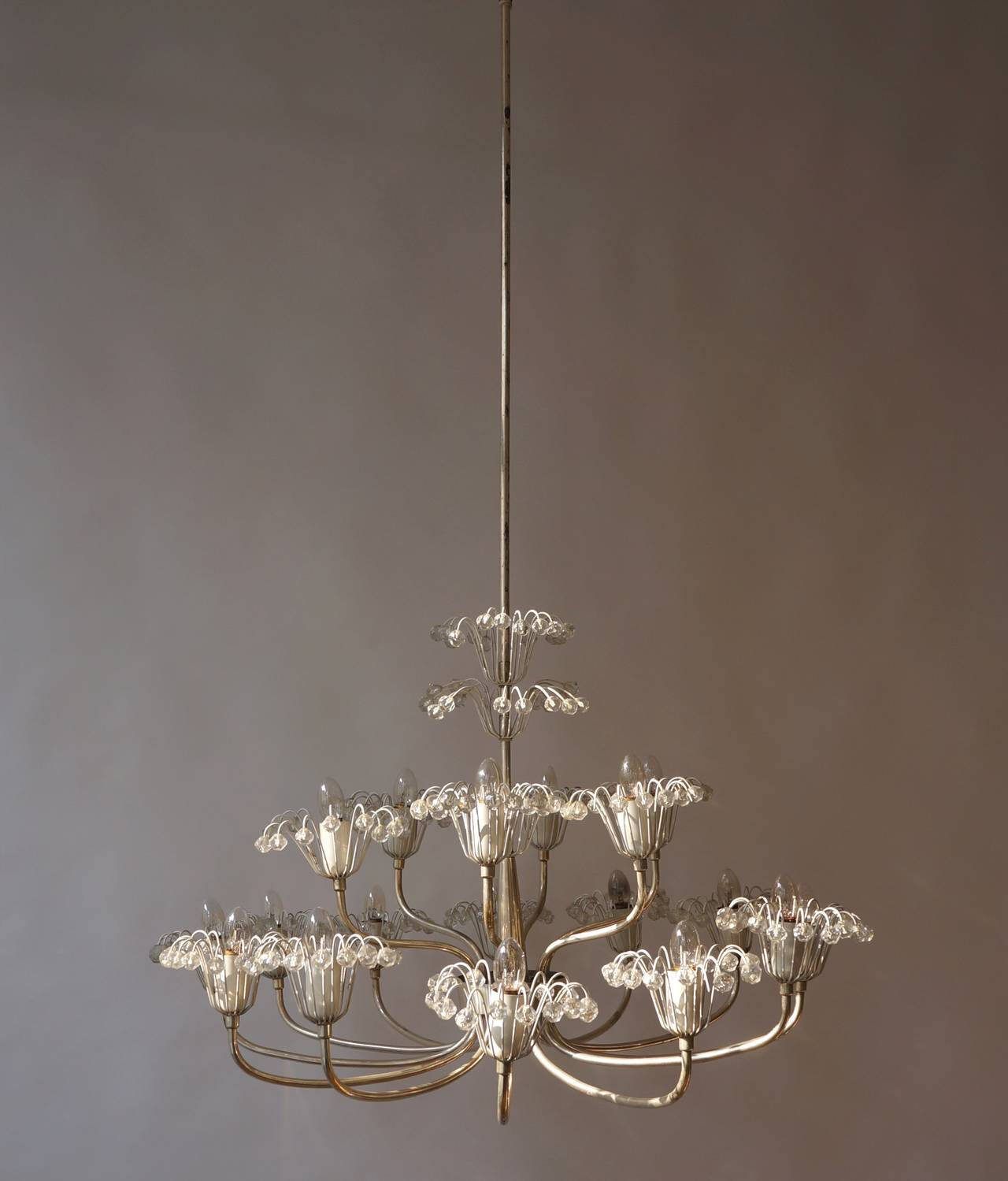 Beautiful and delicate eighteen-lights brass fixture by Emil Stejnar for Nikoll.
Measures: Diameter 77 cm.
Total height 110 cm.
18 E14 bulbs.
Weight 4 kg.
