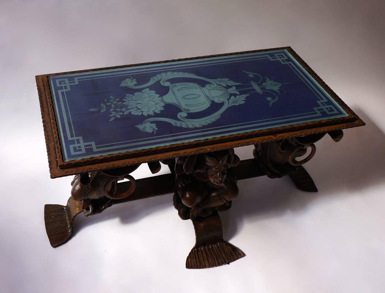 Table basse en métal rustique unique, de style moderne du milieu du siècle.