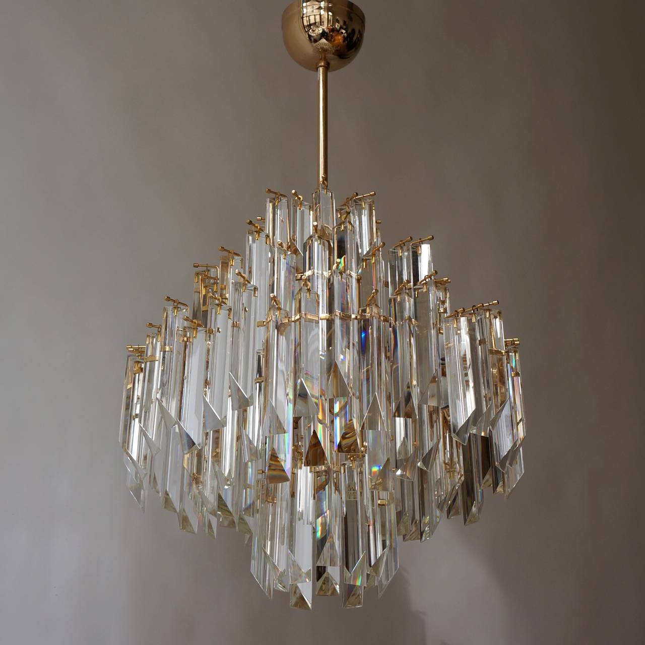 Italian brass gilt and Murano crystal glass chandelier.
Measures: Diameter 50 cm.
Height 85 cm.
Wieght: 22 kg.