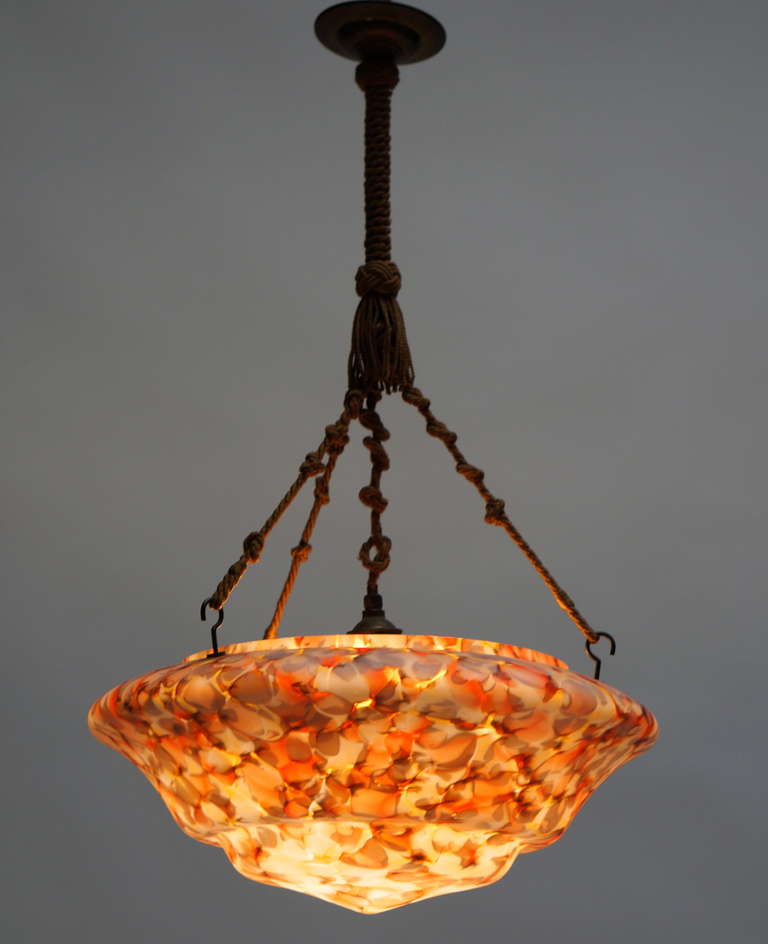 Lampadario in vetro opalino Art Deco.
Diametro 40 cm.
Altezza totale: 60 cm.