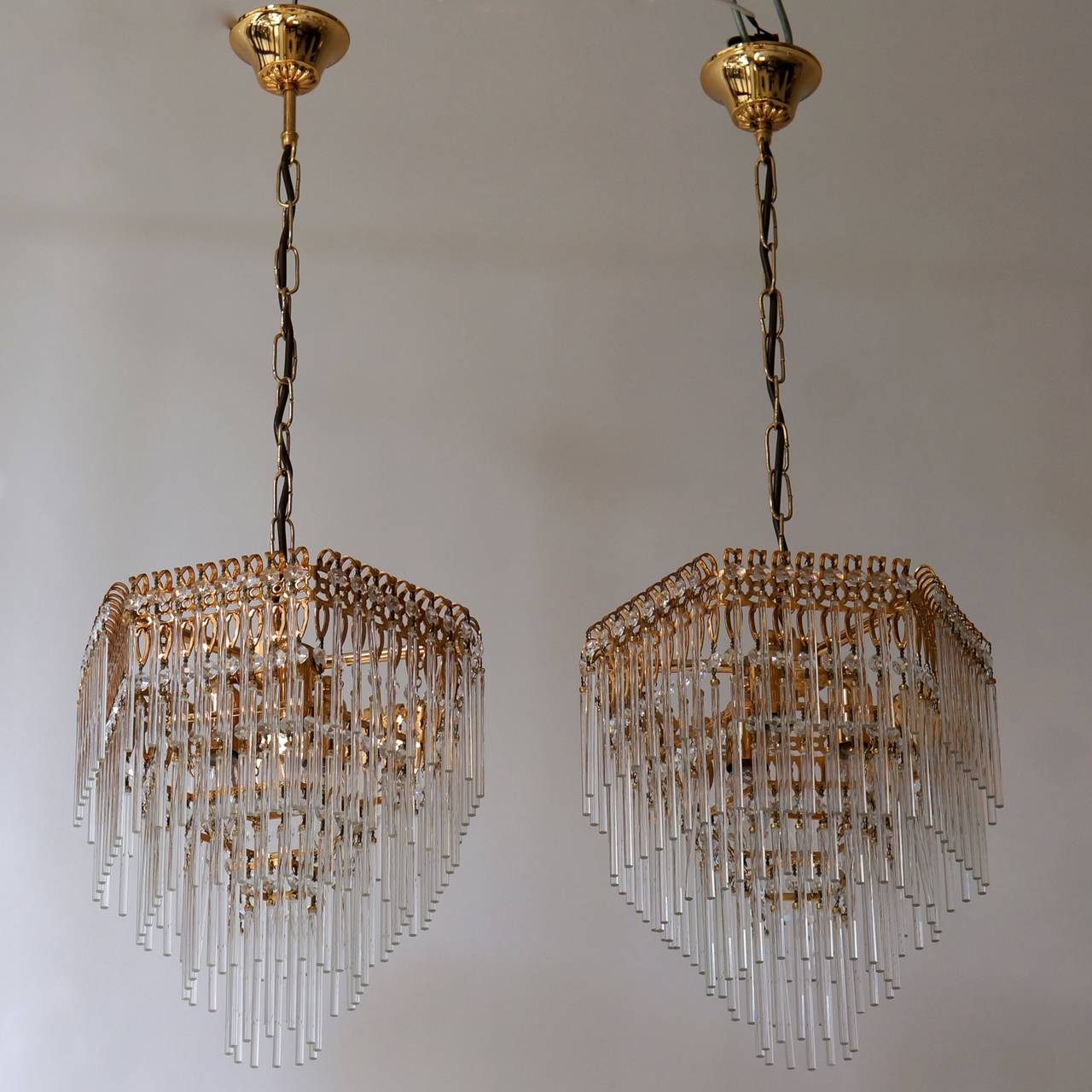 One Italian pendant light in the style of Sciolari.
Total height with the chain is 85 cm.
Height fixture