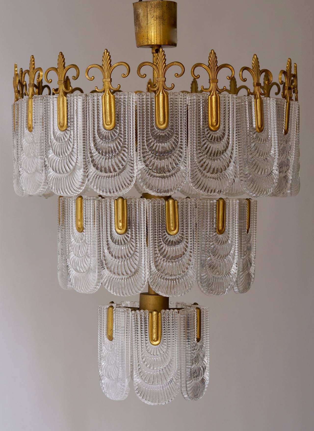 A large Murano chandelier. A wonderful Murano chandelier with 16 lights.
Chandelier has 36 Murano glasses hanging on a brass frame. 
Measurements provided exclude the chain.
Total height 67 cm.
Diameter:50 cm.