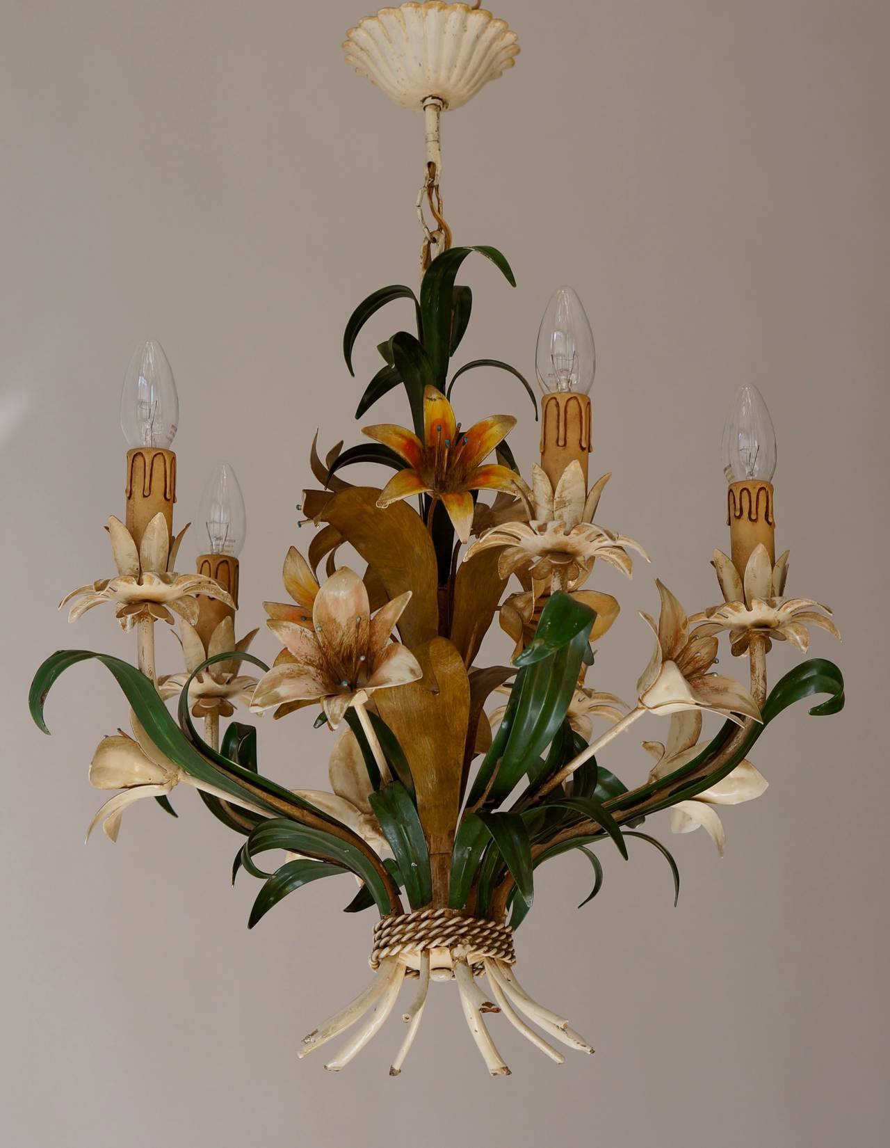 Due lampadari italiani a fiori di tole policromi.
