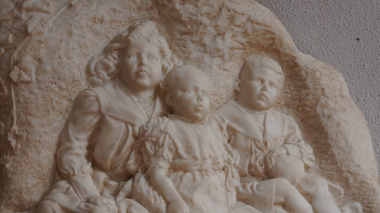 Royal Carrara Sculpture of the Three Children of King Leopold III, Belgium In Excellent Condition In Antwerp, BE