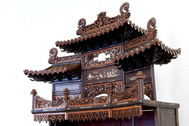Rare et magnifique vitrine architecturale en Pagode, Chine Bon état - En vente à Antwerp, BE