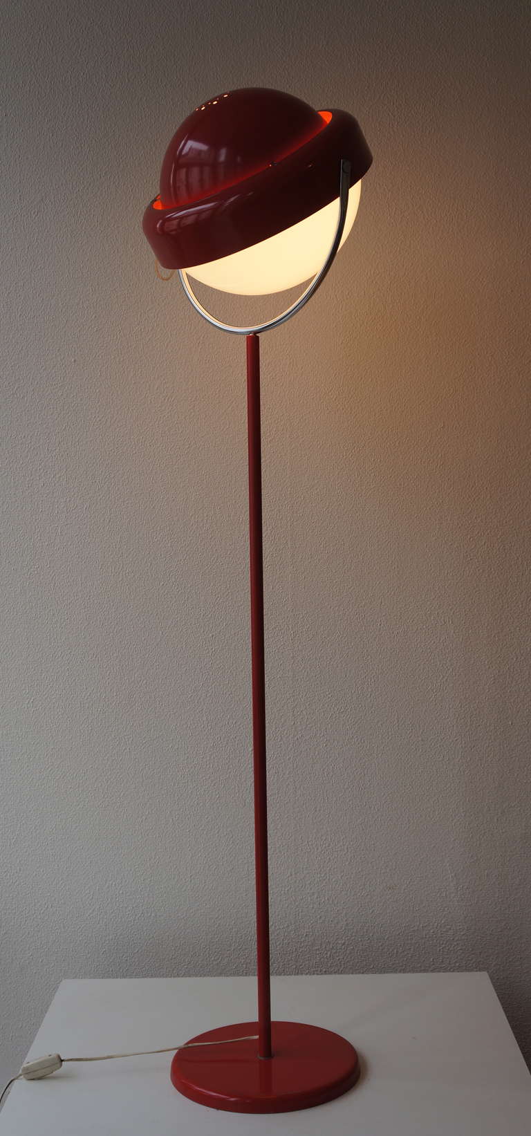 Floor lamp by Uno Dahlen for Aneta.
In red lacquer metal and plastic shade.
Original tag, Sweden, 1960s.