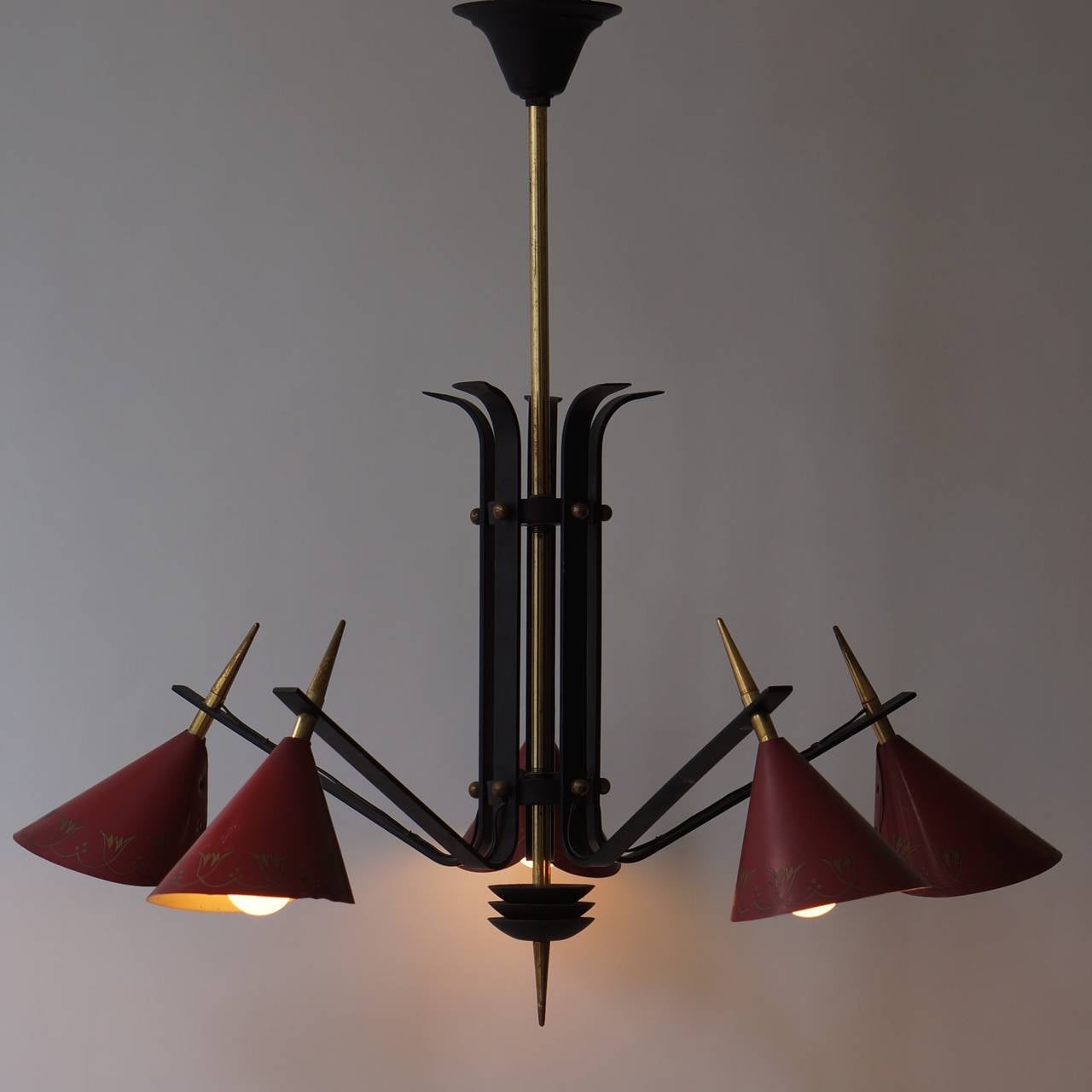 Italian five-light ceiling light.
Diameter 76 cm.
Height 70 cm.
There is still the original wiring in the chandelier and there are five E27 bulbs with screw fitting.