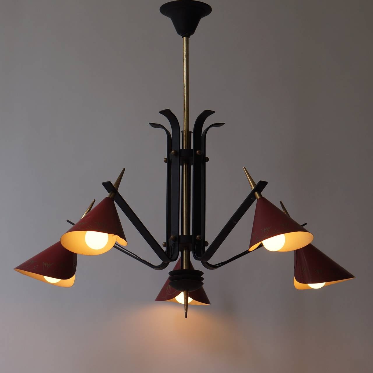 Mid-Century Modern Italian 1950s Brass and Metal Chandelier For Sale