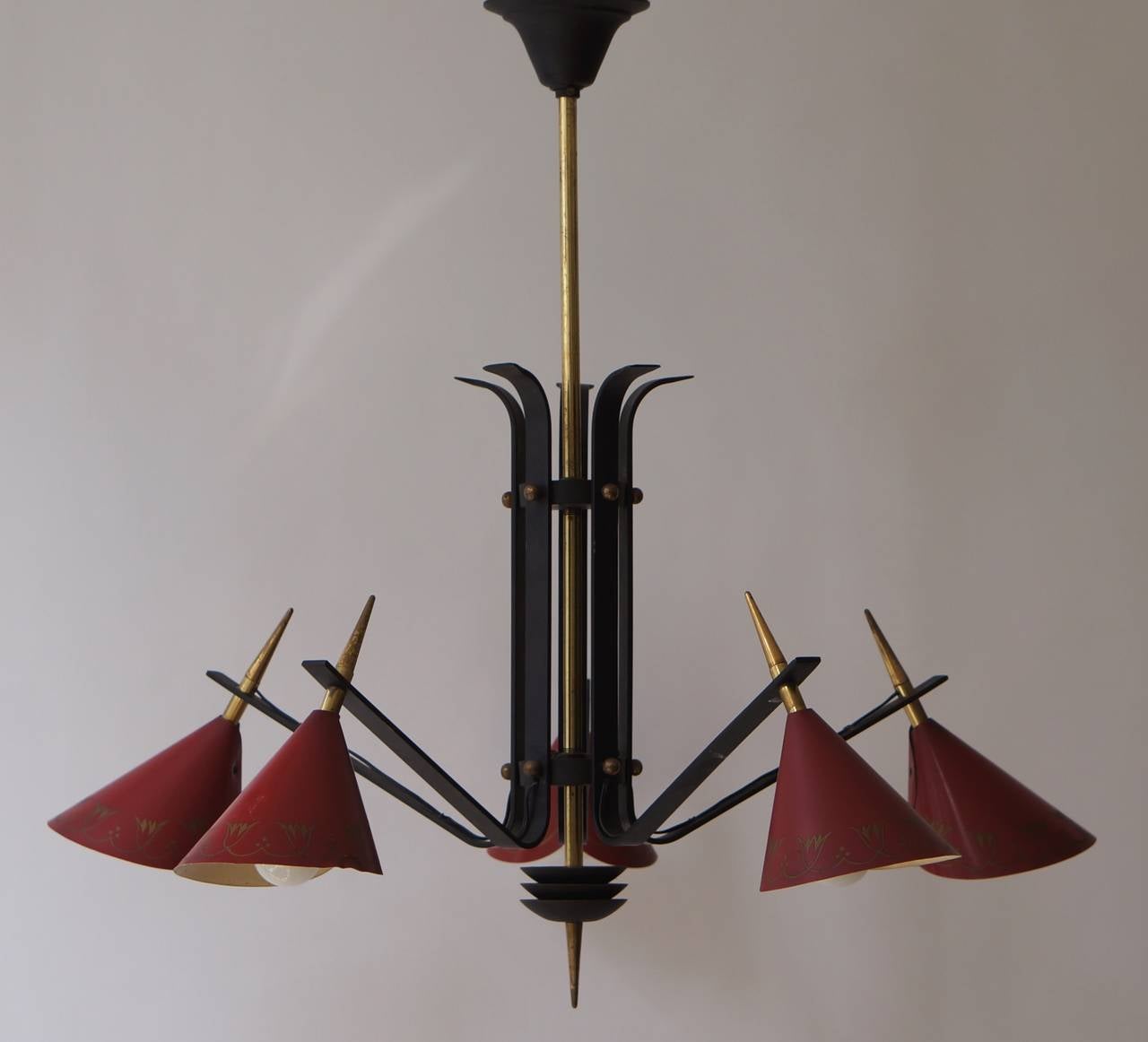 Italian 1950s Brass and Metal Chandelier For Sale 1