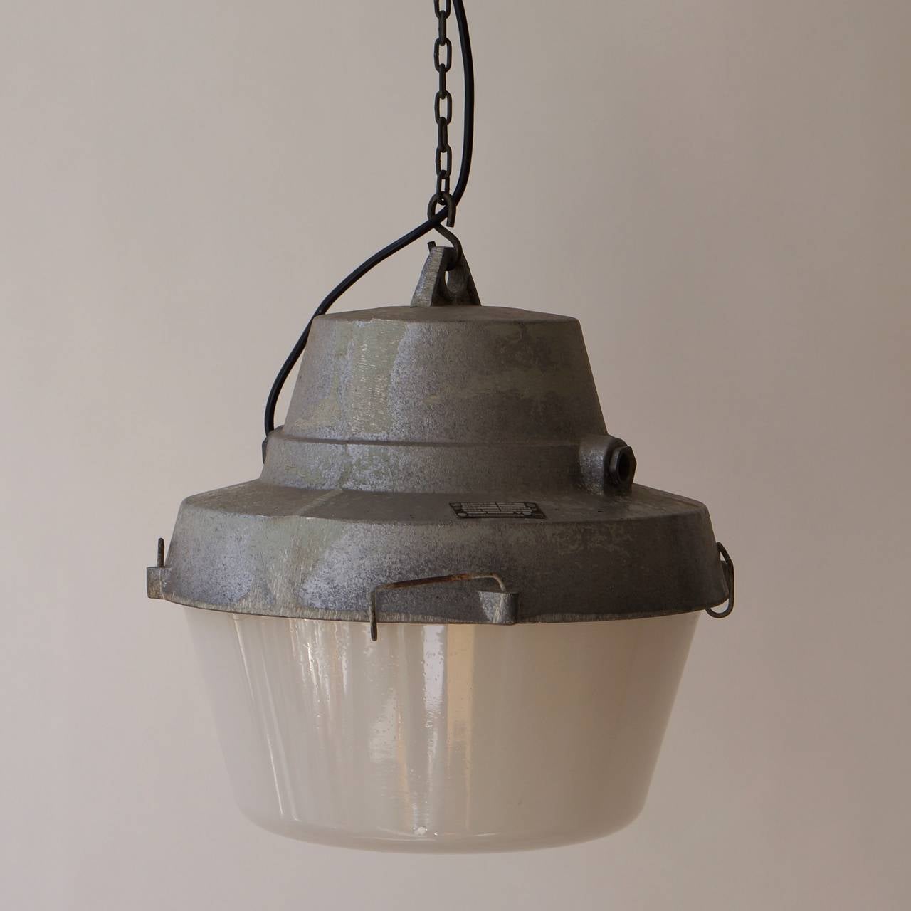 Set di cinque lampade a sospensione industriali.

Si prega di notare che il prezzo si intende per singolo articolo e non per il set.

