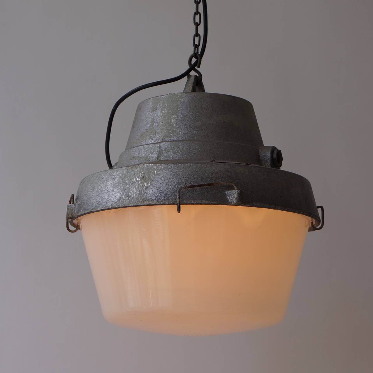 Slovacco Uno dei cinque lampadari industriali a sospensione in vendita