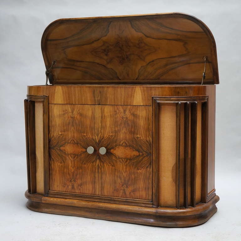 Vintage 1950s Garrard RC60/D16 Radiogram Cabinet.
The cabinet is in good condition, only the wiring is weathered and must be rewired.