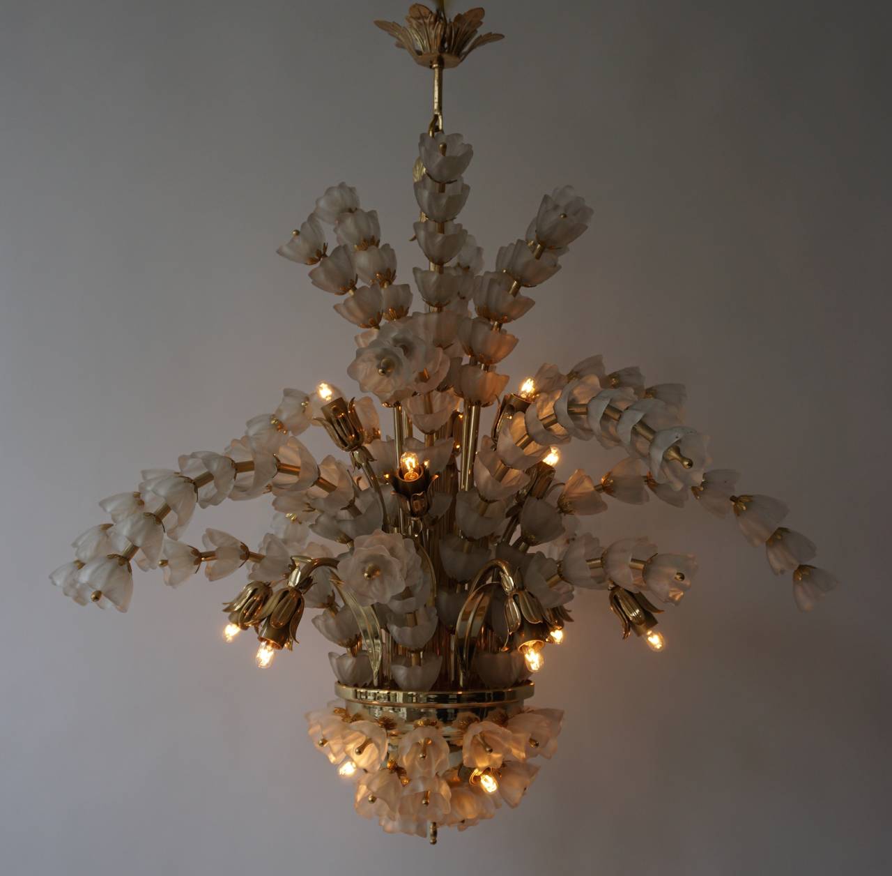 Large Italian Murano glass flower chandelier.
15 E14 bulbs.