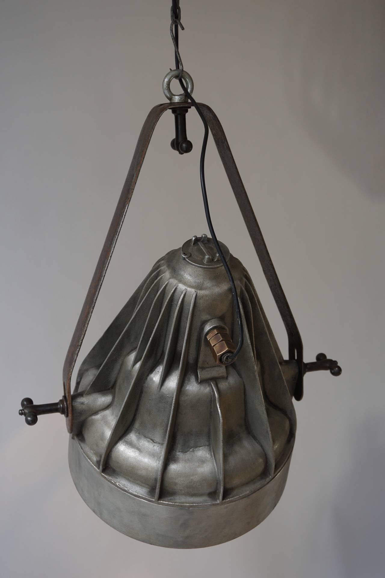 Large Industrial lamp used on a ship,
circa 1920s.
Measure: Weight 20 kg.