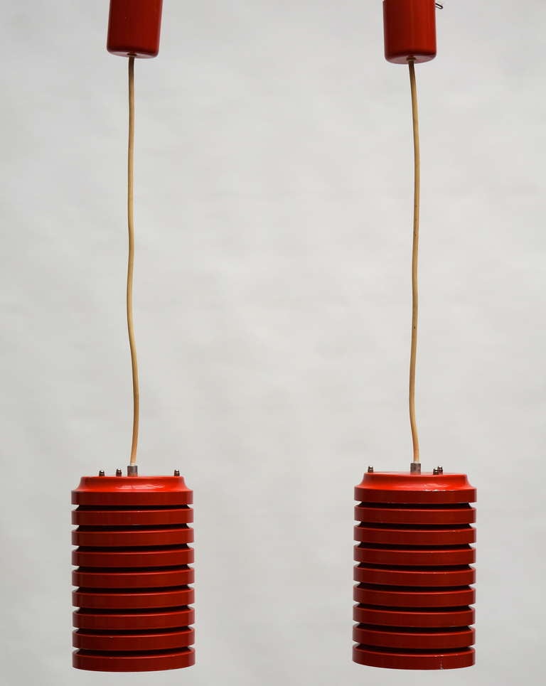 A pair of pendants in red painted steel.
Diameter 15 cm.
Height 23 cm.
The length of the cables is 80 cm and they are easy to adjust in length.
You can also easily attach a new and longer cable to the lamps.