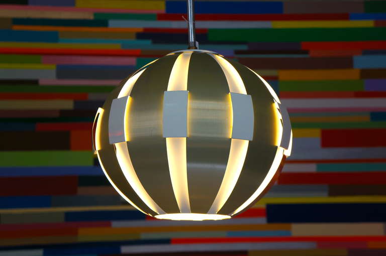 Aluminium Magnifique et rare pendentif canadien