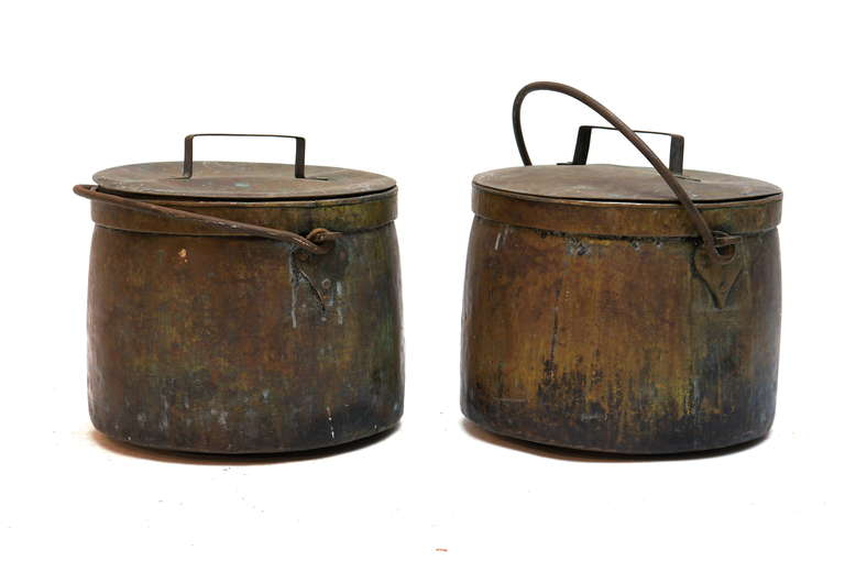 Deux marmites en cuivre du 19e siècle.
Diamètre : 40 cm.
Hauteur : 35 cm.