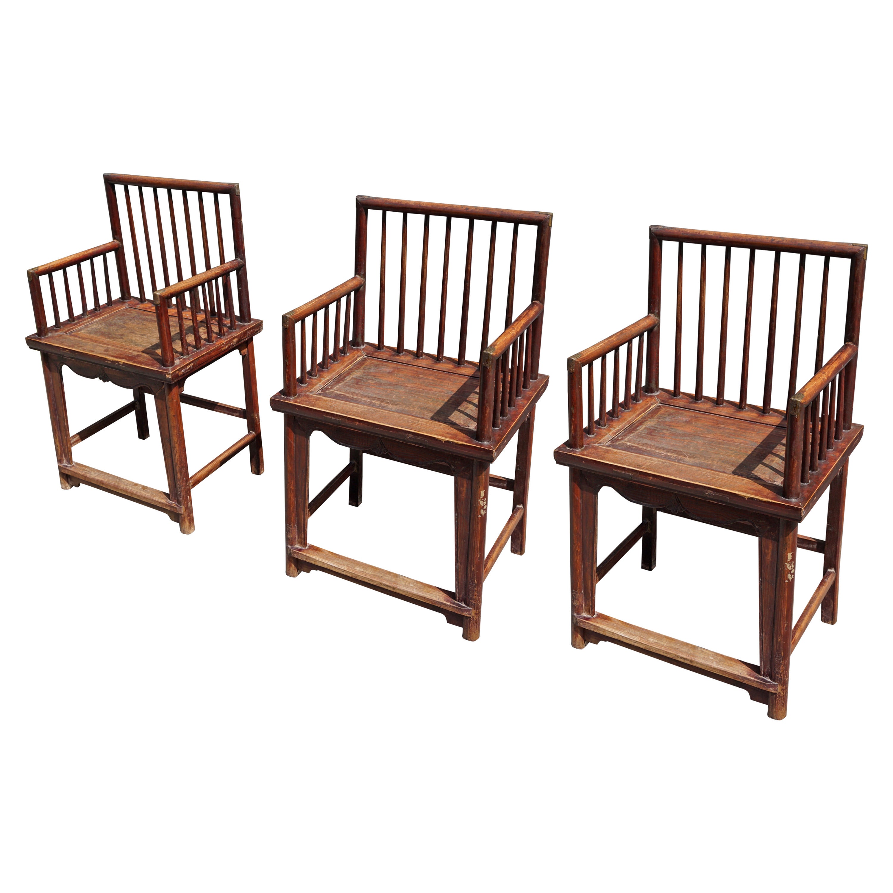 Satz von drei eleganten chinesischen Stühlen mit Spindelrückenlehne aus dem frühen 20. Jahrhundert